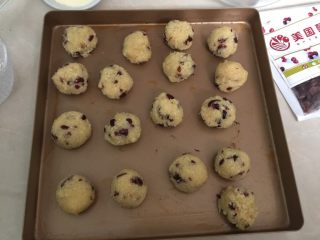 24、#甜食#椰香蔓越莓月饼,然后称取30g的馅料，搓成球形