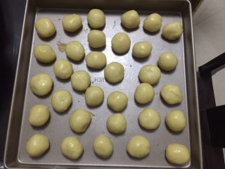 26、#甜食#椰香蔓越莓月饼,饼皮则称取20g，捏成球形