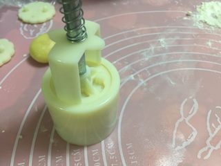 30、#甜食#椰香蔓越莓月饼,待所有馅料包好后成用模具印出花型