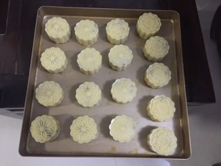 31、#甜食#椰香蔓越莓月饼,这样印出来的花型才不会变模糊，千万不要做一个印一个，除非有人手帮忙