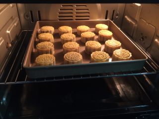 35、#甜食#椰香蔓越莓月饼,然后放入烤箱继续烤5分钟