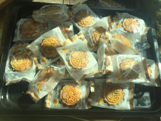 38、#甜食#椰香蔓越莓月饼,回油好的月饼用包装袋装好