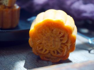 41、#甜食#椰香蔓越莓月饼,近看