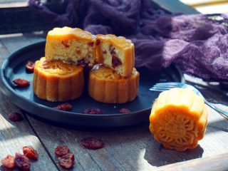 43、#甜食#椰香蔓越莓月饼,切开看看