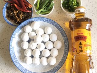 1、贵州+酸菜炒汤圆,准备好材料，蒜苗切段，香葱切葱花