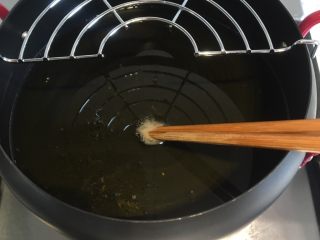 2、贵州+酸菜炒汤圆,油炸锅内倒入菜籽油，先大火把油烧热，然后调到中小火，筷子伸入油内，筷子边立马出现小泡即可开始炸汤圆