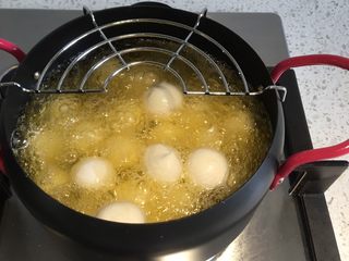 3、贵州+酸菜炒汤圆,汤圆倒入油锅内
