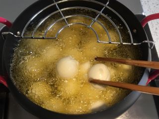 4、贵州+酸菜炒汤圆,要不停翻，注意不要让汤圆粘在一起