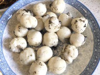 5、贵州+酸菜炒汤圆,炸到汤圆有点流心熟了捞出沥油