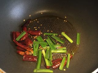 6、贵州+酸菜炒汤圆,另起炒菜锅，倒入一点点菜籽油，先下干辣椒和蒜苗爆香