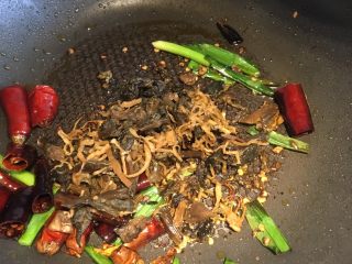 7、贵州+酸菜炒汤圆,倒入盐酸菜翻炒