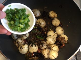 9、贵州+酸菜炒汤圆,出锅前撒一点香葱，翻炒均匀即可出锅