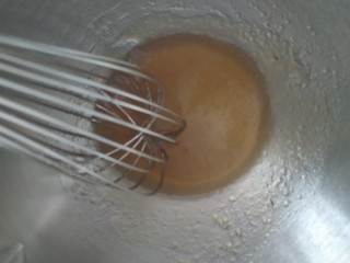 2、广式月饼~网红大螃蟹咸蛋黄月饼,用打蛋抽搅拌混合均匀；