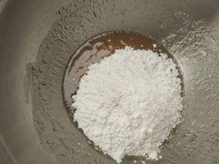 3、广式月饼~网红大螃蟹咸蛋黄月饼,筛入低筋面粉；