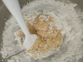 4、广式月饼~网红大螃蟹咸蛋黄月饼,用硅胶刮刀搅拌混合均匀；