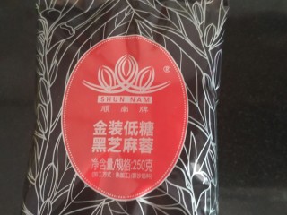 7、广式月饼~网红大螃蟹咸蛋黄月饼,在静置松弛月饼皮的期间我们来准备馅料，我用的是金装低糖黑芝麻蓉，这个可以根据自己喜欢，豆沙，莲蓉都可以，但是必须要油性的馅料，水性馅料，不适合做月饼，会泻脚；