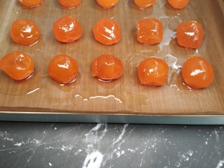 9、广式月饼~网红大螃蟹咸蛋黄月饼,冷冻的蛋黄需要提前三四天准备，首先把咸蛋黄袋子打开倒出来放在盘子里室温自然解冻8个小时以上，然后泡花生油3天，在捞出来用白朗姆酒或者高度数白酒喷在蛋黄表面上，去腥；关于冷冻咸蛋黄泡花生油是因为蛋黄冷冻过程中水份和油份回升，泡花生油使咸蛋黄的油份到达最佳状态；很多人没有处理好冷冻咸蛋黄说冷冻咸蛋黄不好啥啥啥的，考虑一下自己操作问题；