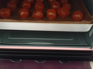 10、广式月饼~网红大螃蟹咸蛋黄月饼,喷完白酒的咸蛋黄用烤箱上一火150-180度烤5-8分钟，烤至咸蛋黄表面刚要冒油的状态即可，不可以高温长时间烘烤，会把咸蛋黄里面油份全部烤出来，这也是你的咸蛋黄泡油了但是成品咸蛋黄依旧不出油的原因；温度和时间根据你咸蛋黄大小决定，给的是参考范围；