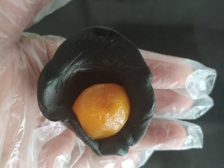 14、广式月饼~网红大螃蟹咸蛋黄月饼,用黑芝麻蓉把咸蛋黄包好；