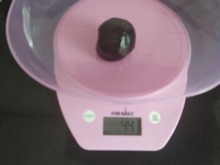 15、广式月饼~网红大螃蟹咸蛋黄月饼,用双手揉圆备用，一份月饼馅料44.1克；