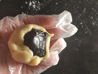 18、广式月饼~网红大螃蟹咸蛋黄月饼,收口，用手指慢慢把旁边的月饼皮往上面没有覆盖好饼皮的馅料上推压；