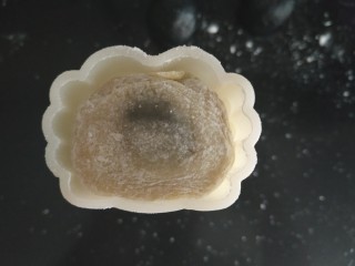 22、广式月饼~网红大螃蟹咸蛋黄月饼,塞入月饼模具里；