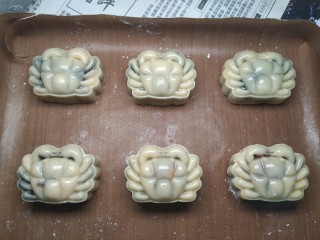 24、广式月饼~网红大螃蟹咸蛋黄月饼,月饼都压好后表面喷水；