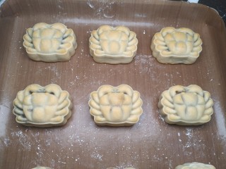 26、广式月饼~网红大螃蟹咸蛋黄月饼,烘烤5分钟定型后取出烤箱，把烤箱上下火175度预热；