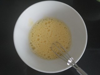 27、广式月饼~网红大螃蟹咸蛋黄月饼,一个鲜鸡蛋黄加15ml牛奶混合均匀；