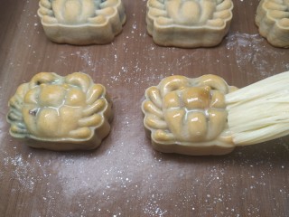 28、广式月饼~网红大螃蟹咸蛋黄月饼,用羊毛刷在月饼表面刷一层薄薄的蛋黄牛奶液；