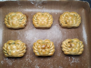 29、广式月饼~网红大螃蟹咸蛋黄月饼,再放入烤箱，上下火175度烘烤12-15分钟，根据月饼大小和喜欢上色深浅决定烘烤时间长短；