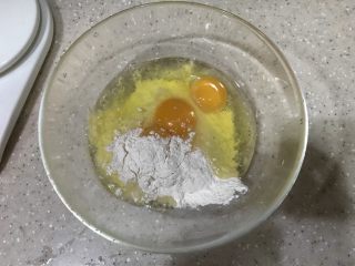 1、章鱼小丸子—Bruno锅菜谱,面粉，鸡蛋，泡打粉，盐，放入碗里加清水搅打均匀，放滤网过滤，过滤后的面糊放置半小时