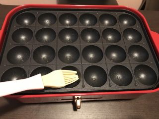 4、章鱼小丸子—Bruno锅菜谱,锅子开到中档预热三分钟，用刷子在每个小球里刷点油