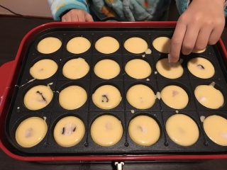 6、章鱼小丸子—Bruno锅菜谱,加入章鱼丁