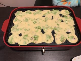 8、章鱼小丸子—Bruno锅菜谱,倒些面糊