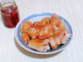 6、五香卤猪蹄,最后淋上腐乳汁，充分抓拌均匀。