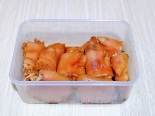 7、五香卤猪蹄,放入保鲜盒中，撒上盐腌制一夜。