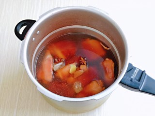 8、五香卤猪蹄,腌制好的猪蹄连腌料一起倒入高压锅中，加入八角，个还是，葱姜，十三香，冰糖，水量没过猪蹄为佳。