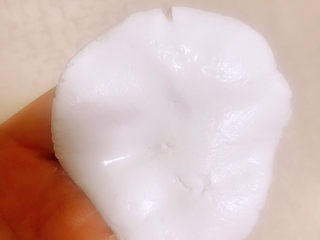 6、玫瑰豆沙糯米饼,取30g左右的糯米团，捏成饺子皮状