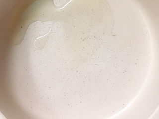 11、玫瑰豆沙糯米饼,锅中放油