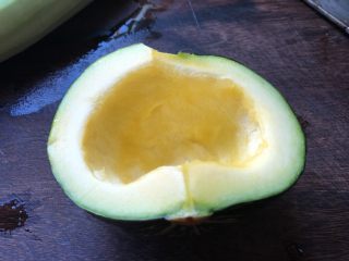 1、小奶锅煮日式南瓜,约半个小南瓜,去籽洗净。