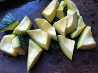 2、小奶锅煮日式南瓜,切成自己喜欢的大小,形状不规则更好看。