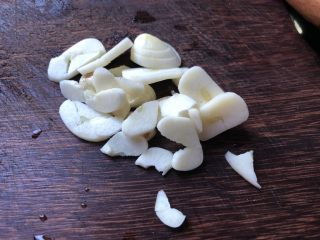 3、小奶锅煮日式南瓜,大蒜切片。