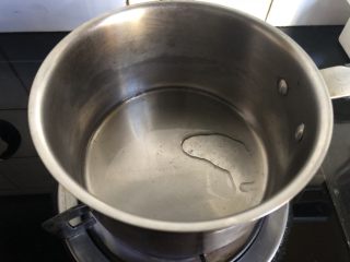 4、小奶锅煮日式南瓜,小奶锅烧热后倒油。