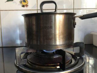 7、小奶锅煮日式南瓜,盖上盖子,转小火干煎一分钟。