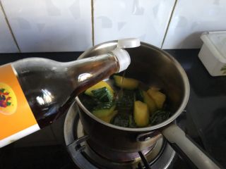 9、小奶锅煮日式南瓜,倒入鱼露和/或生抽,总共是两汤匙。