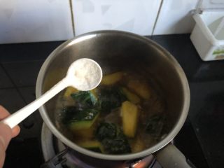 10、小奶锅煮日式南瓜,加米酒,加糖。