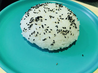 3、日式肥牛饭,撒些黑芝麻