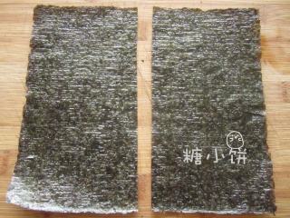 1、烟熏三文鱼手卷,寿司紫菜一裁为二。