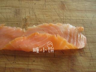 4、烟熏三文鱼手卷,取一片翻折起来（如图示）。